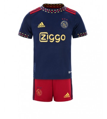 Ajax Bortedraktsett Barn 2022-23 Kortermet (+ Korte bukser)